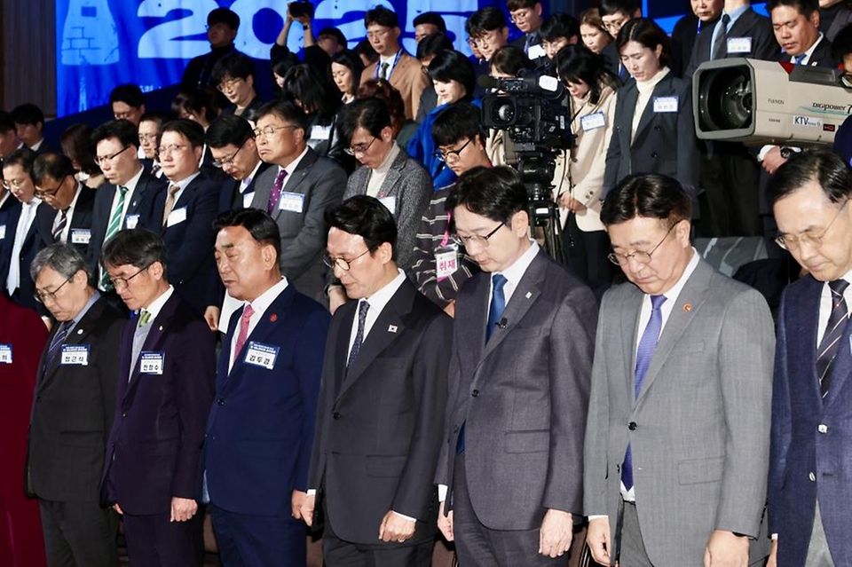 김민석 국무총리가 19일 울산전시컨벤션센터에서 열린 제3회 지방자치 및 균형발전의 날 기념식 및 2025 대한민국 지방시대 엑스포 개막식에 참석, 기념사 및 전시 부스를 둘러보고 있다.