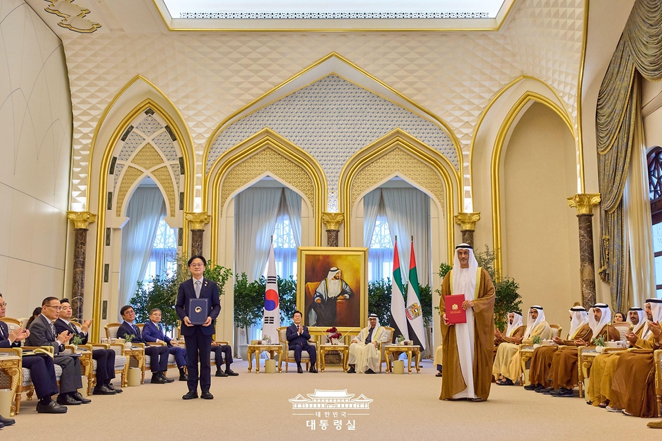 김정관 산업통상부 장관과 UAE 대외무역부 장관이 18일(현지시간) 아부다비 대통령궁에서 이재명 대통령과 무함마드 빈 자이드 알 나흐얀 UAE 대통령이 참석한 가운데 한-UAE 포괄적경제동반자협정(CEPA) 경제협력위원회 행정 및 운영 MOU를 체결한 뒤 기념촬영을 하고 있다.