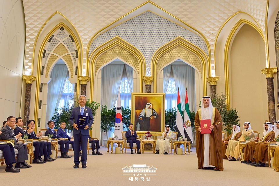김동철 한전 사장과 모하메드 알 하마디 UAE원자력공사(ENEC) 사장이 18일(현지시간) 아부다비 대통령궁에서 이재명 대통령과 무함마드 빈 자이드 알 나흐얀 UAE 대통령이 참석한 가운데 원자력 신기술, AI 및 글로벌 시장 협력 파트너십(MOU)을 체결한 뒤 기념촬영을 하고 있다.