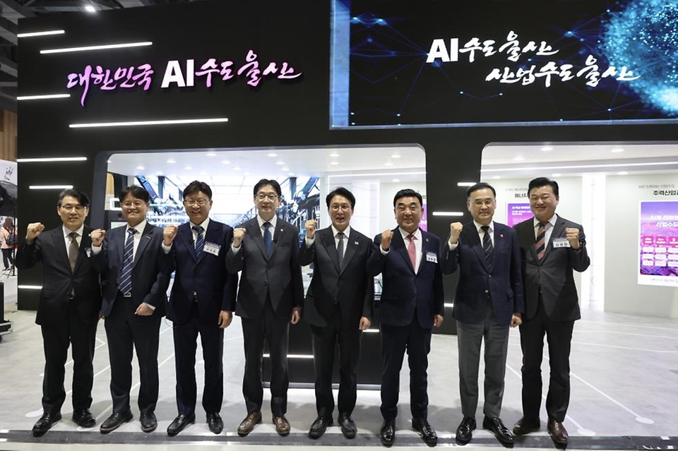 김민석 국무총리가 19일 울산전시컨벤션센터에서 열린 제3회 지방자치 및 균형발전의 날 기념식 및 2025 대한민국 지방시대 엑스포 개막식에 참석, 기념사 및 전시 부스를 둘러보고 있다.