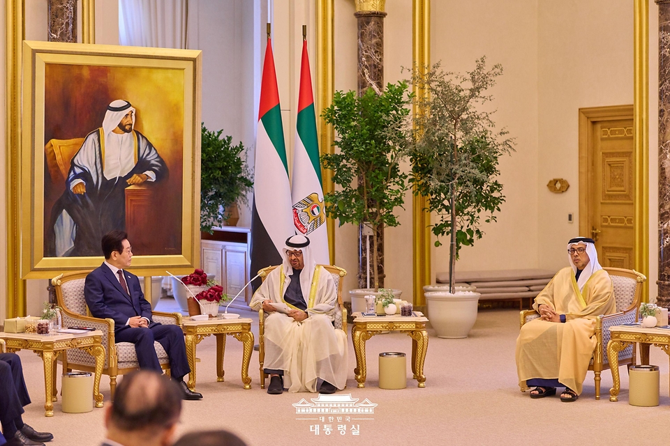 아랍에미리트(UAE)를 국빈 방문 중인 이재명 대통령이 18일(현지시간) 아부다비 카사르 알 와탄 대통령궁에서 열린 무함마드 빈 자이드 알 나흐얀 UAE 대통령과 확대 정상회담을 하고 있다.