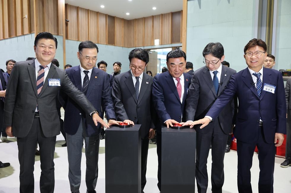 김민석 국무총리가 19일 울산전시컨벤션센터에서 열린 제3회 지방자치 및 균형발전의 날 기념식 및 2025 대한민국 지방시대 엑스포 개막식에 참석, 기념사 및 전시 부스를 둘러보고 있다.