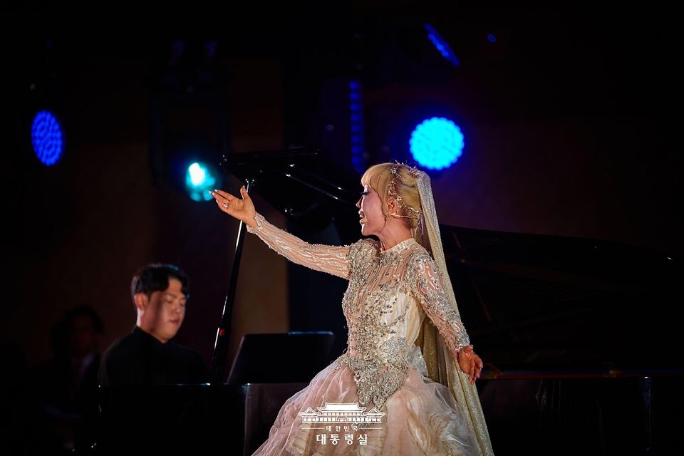 18일(현지시간) 아부다비 대통령궁에서 '문화, UAE와 한국을 잇다' 한-UAE 문화교류 행사가 진행되고 있다.