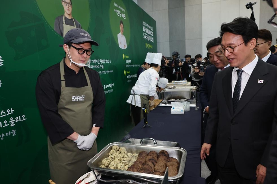 김민석 국무총리가 19일 울산전시컨벤션센터에서 열린 제3회 지방자치 및 균형발전의 날 기념식 및 2025 대한민국 지방시대 엑스포 개막식에 참석, 기념사 및 전시 부스를 둘러보고 있다.