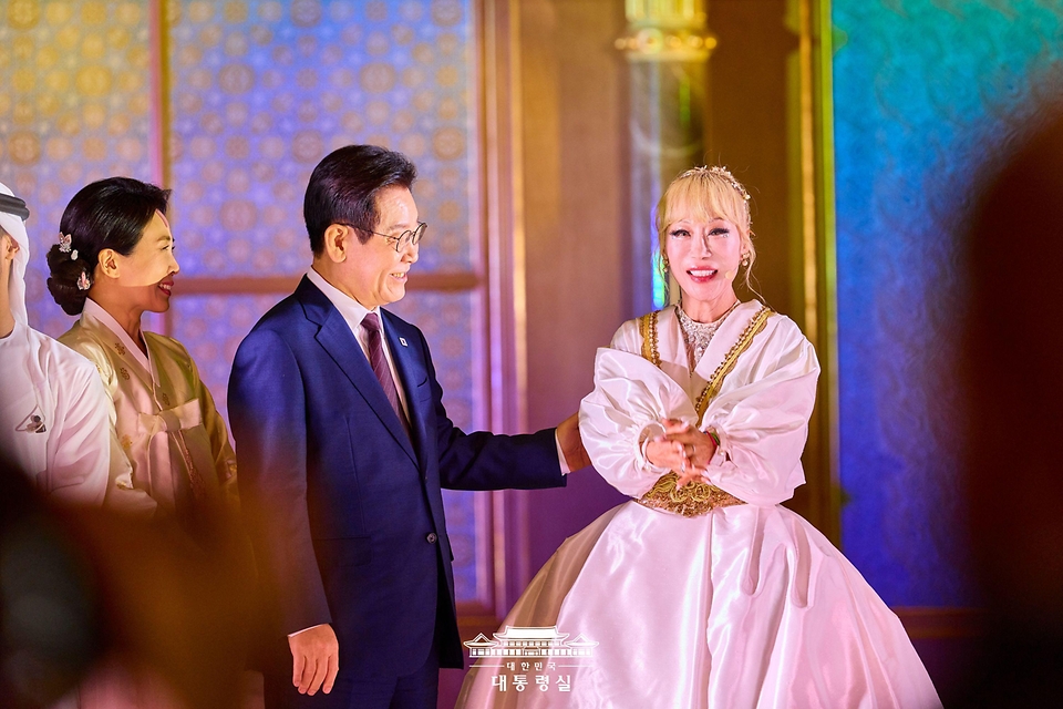 아랍에미리트(UAE)를 국빈 방문 중인 이재명 대통령이 18일(현지시간) 아부다비 대통령궁에서 열린 '문화, UAE와 한국을 잇다' 한-UAE 문화교류 행사에서 출연자들과 인사하고 있다.