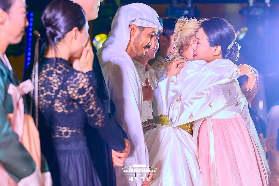 아랍에미리트(UAE)를 국빈 방문 중인 김혜경 여사가 18일(현지시간) 아부다비 대통령궁에서 열린 '문화, UAE와 한국을 잇다' 한-UAE 문화교류 행사에서 출연자들과 인사하고 있다.