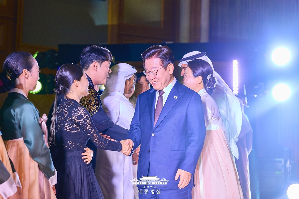 아랍에미리트(UAE)를 국빈 방문 중인 이재명 대통령이 18일(현지시간) 아부다비 대통령궁에서 열린 '문화, UAE와 한국을 잇다' 한-UAE 문화교류 행사에서 출연자들과 인사하고 있다.