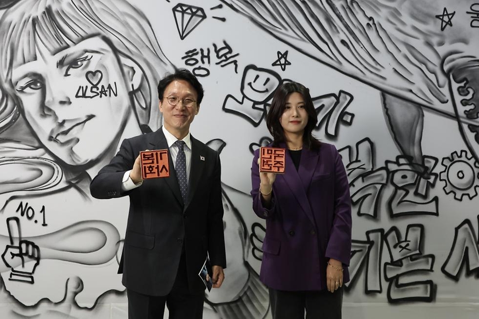 김민석 국무총리가 19일 울산전시컨벤션센터에서 열린 제3회 지방자치 및 균형발전의 날 기념식 및 2025 대한민국 지방시대 엑스포 개막식에 참석, 기념사 및 전시 부스를 둘러보고 있다.