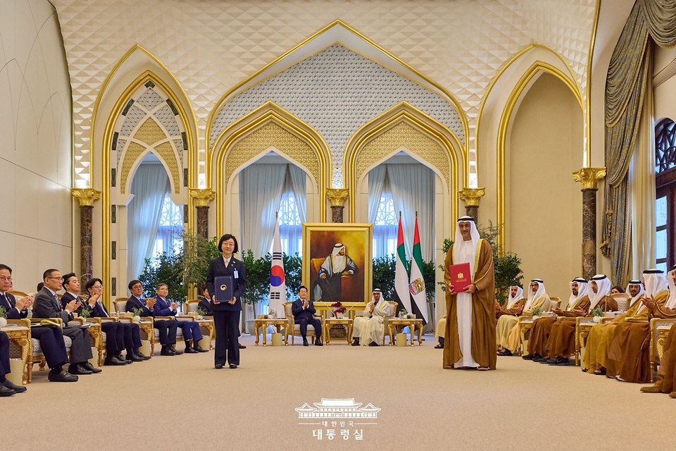 오유경 식품의약품안전처장과 UAE 의료제품규제기관(EDE) 의장이 18일(현지시간) 아부다비 대통령궁에서 이재명 대통령과 무함마드 빈 자이드 알 나흐얀 UAE 대통령이 참석한 가운데 한-UAE 바이오헬스 분야 포괄적 협력에 관한 MOU를 체결한 뒤 기념촬영을 하고 있다.