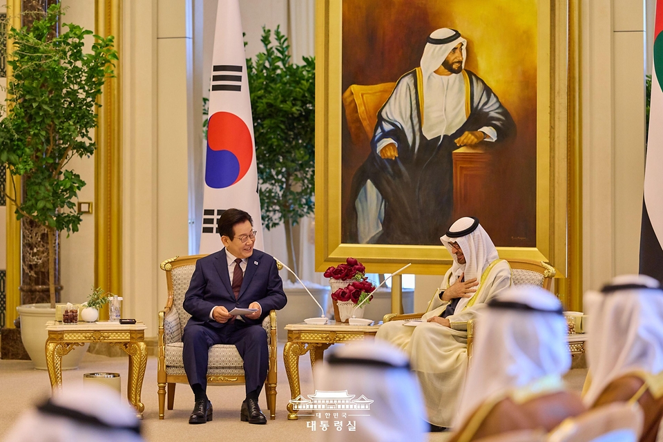 아랍에미리트(UAE)를 국빈 방문 중인 이재명 대통령이 18일(현지시간) 아부다비 카사르 알 와탄 대통령궁에서 열린 무함마드 빈 자이드 알 나흐얀 UAE 대통령과 확대 정상회담을 하고 있다.