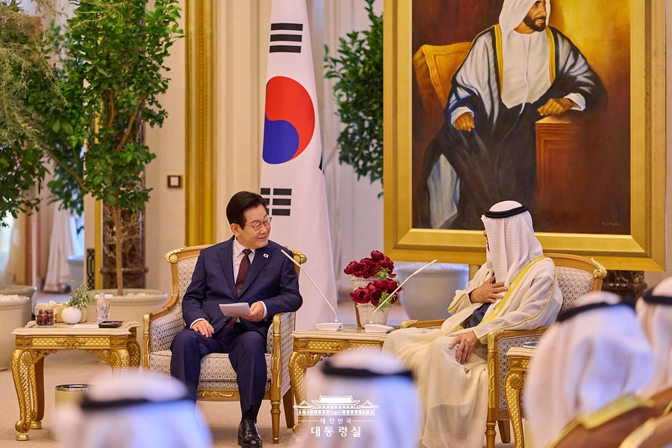 아랍에미리트(UAE)를 국빈 방문 중인 이재명 대통령이 18일(현지시간) 아부다비 카사르 알 와탄 대통령궁에서 열린 무함마드 빈 자이드 알 나흐얀 UAE 대통령과 확대 정상회담을 하고 있다.