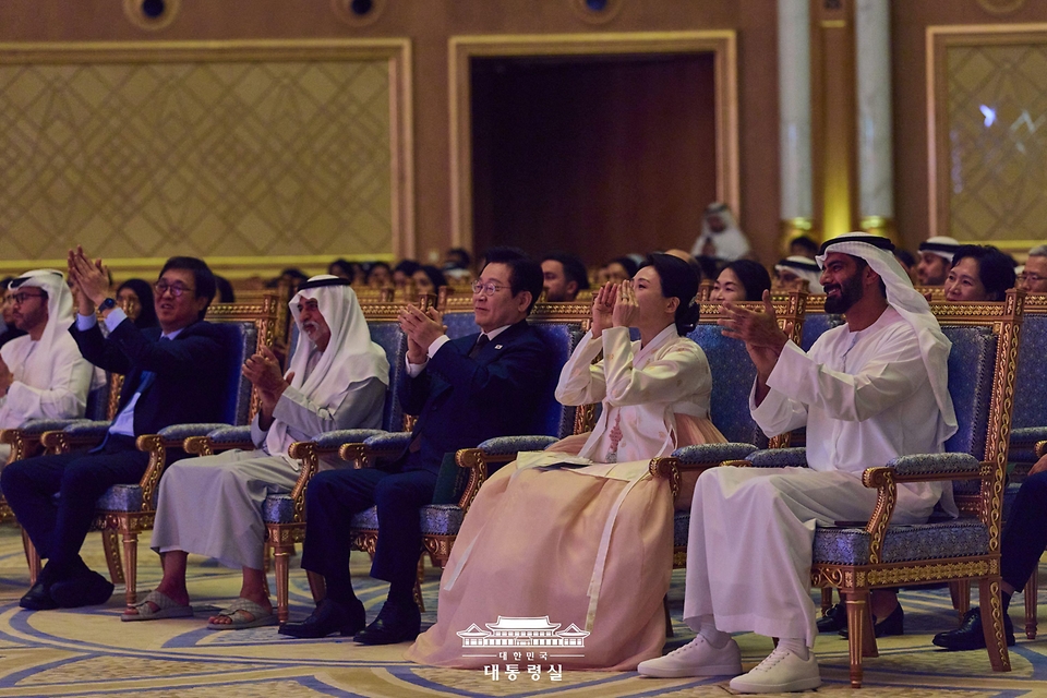 아랍에미리트(UAE)를 국빈 방문 중인 이재명 대통령과 김혜경 여사가 18일(현지시간) 아부다비 대통령궁에서 열린 '문화, UAE와 한국을 잇다' 한-UAE 문화교류 행사에서 공연을 보며 박수치고 있다.