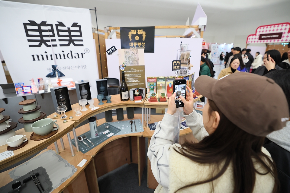 '흥미진진한 K-굿즈로 가득한 기념품 랜드', 2025 대한민국 관광기념품 박람회가 21일 서울 동대문디자인플라자(DDP)에서 열렸다. 올해 박람회에는 인천광역시, 부산관광공사, BC카드 등 총 134개 기업과 기관이 참가해 역대 최대 규모로 치러졌다.