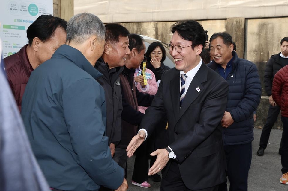 김민석 국무총리가 20일 경기도 여주시 구양리 마을 태양광 발전소를 방문, 발전 시설을 둘러보고 있다.