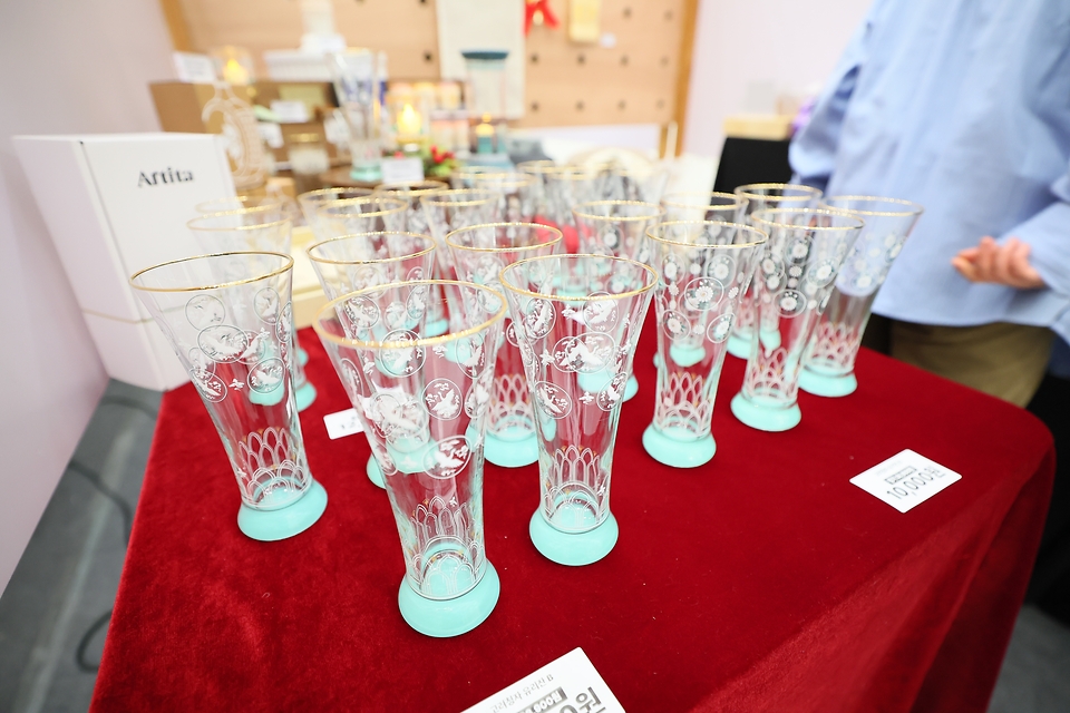 '흥미진진한 K-굿즈로 가득한 기념품 랜드', 2025 대한민국 관광기념품 박람회가 21일 서울 동대문디자인플라자(DDP)에서 열렸다. 올해 박람회에는 인천광역시, 부산관광공사, BC카드 등 총 134개 기업과 기관이 참가해 역대 최대 규모로 치러졌다.