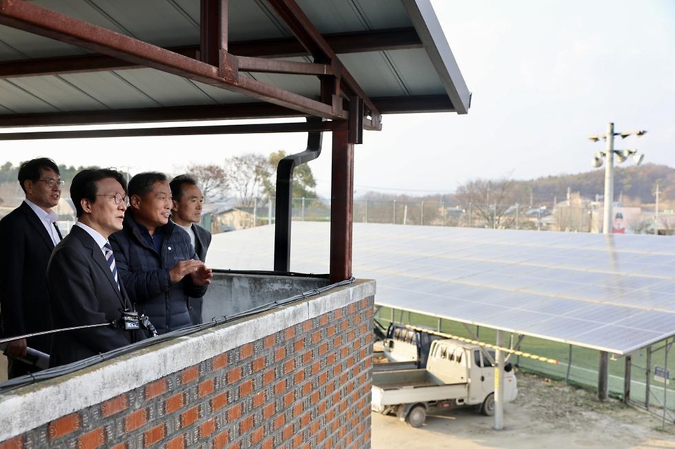 김민석 국무총리가 20일 경기도 여주시 구양리 마을 태양광 발전소를 방문, 발전 시설을 둘러보고 있다.