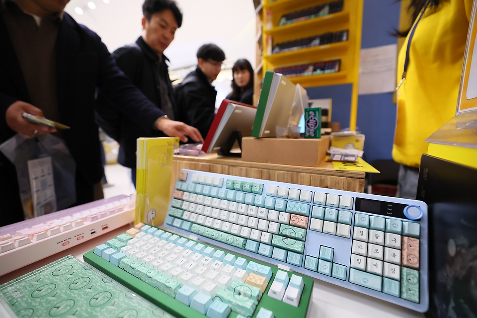 '흥미진진한 K-굿즈로 가득한 기념품 랜드', 2025 대한민국 관광기념품 박람회가 21일 서울 동대문디자인플라자(DDP)에서 열렸다. 올해 박람회에는 인천광역시, 부산관광공사, BC카드 등 총 134개 기업과 기관이 참가해 역대 최대 규모로 치러졌다.