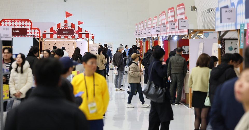 '흥미진진한 K-굿즈로 가득한 기념품 랜드', 2025 대한민국 관광기념품 박람회가 21일 서울 동대문디자인플라자(DDP)에서 열렸다. 올해 박람회에는 인천광역시, 부산관광공사, BC카드 등 총 134개 기업과 기관이 참가해 역대 최대 규모로 치러졌다.