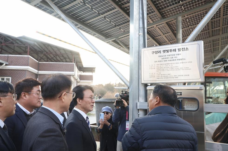 김민석 국무총리가 20일 경기도 여주시 구양리 마을 태양광 발전소를 방문, 발전 시설을 둘러보고 있다.