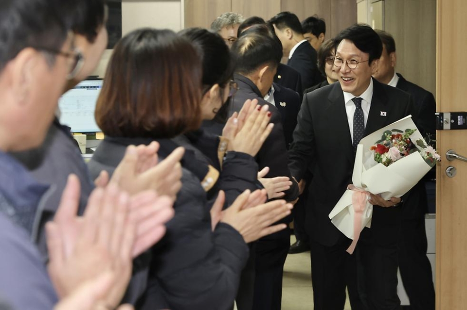 김민석 국무총리가 20일 경주시청을 방문, APEC의 성공적 개최를 위해 수고한 직원들을 격려하고 있다.
