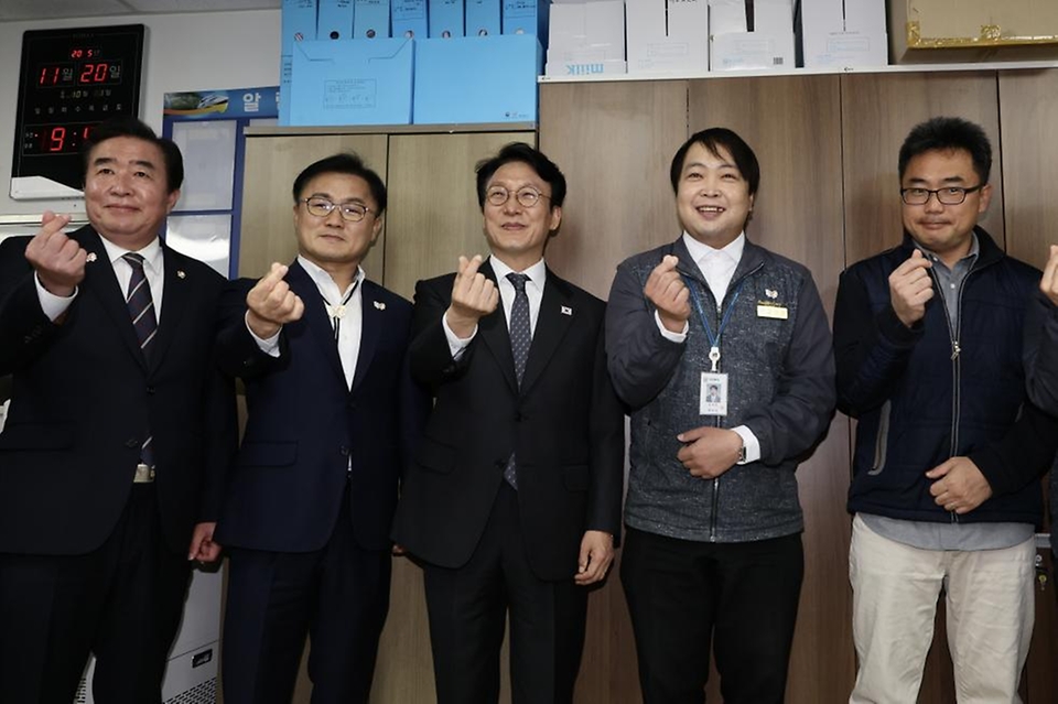 김민석 국무총리가 20일 경주시청을 방문, APEC의 성공적 개최를 위해 수고한 직원들을 격려하고 있다.