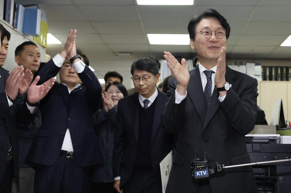 김민석 국무총리가 20일 경주시청을 방문, APEC의 성공적 개최를 위해 수고한 직원들을 격려하고 있다.