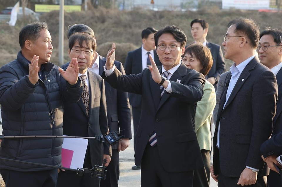 김민석 국무총리가 20일 경기도 여주시 구양리 마을 태양광 발전소를 방문, 발전 시설을 둘러보고 있다.