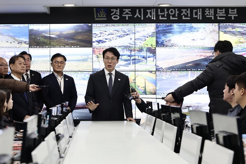 김민석 국무총리가 20일 경주시청을 방문, APEC의 성공적 개최를 위해 수고한 직원들을 격려하고 있다.