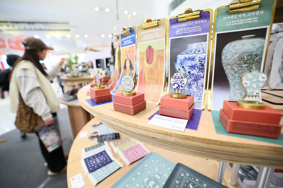 '흥미진진한 K-굿즈로 가득한 기념품 랜드', 2025 대한민국 관광기념품 박람회가 21일 서울 동대문디자인플라자(DDP)에서 열렸다. 올해 박람회에는 인천광역시, 부산관광공사, BC카드 등 총 134개 기업과 기관이 참가해 역대 최대 규모로 치러졌다.