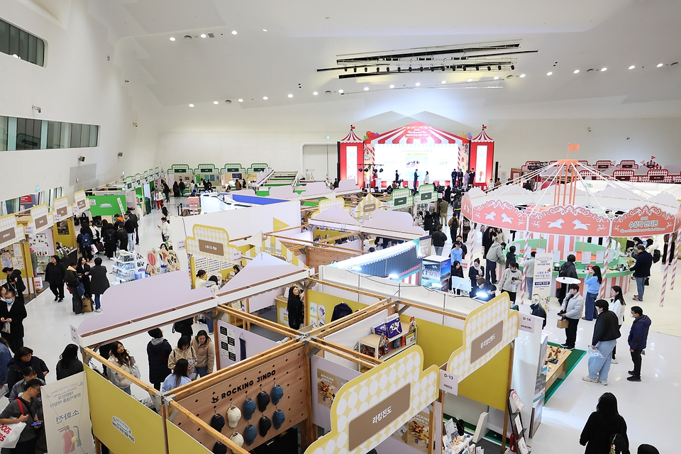 '흥미진진한 K-굿즈로 가득한 기념품 랜드', 2025 대한민국 관광기념품 박람회가 21일 서울 동대문디자인플라자(DDP)에서 열렸다. 올해 박람회에는 인천광역시, 부산관광공사, BC카드 등 총 134개 기업과 기관이 참가해 역대 최대 규모로 치러졌다.