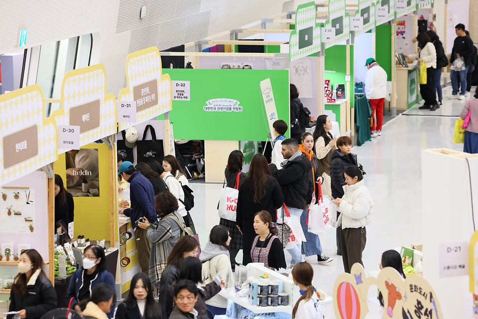 '흥미진진한 K-굿즈로 가득한 기념품 랜드', 2025 대한민국 관광기념품 박람회가 21일 서울 동대문디자인플라자(DDP)에서 열렸다. 올해 박람회에는 인천광역시, 부산관광공사, BC카드 등 총 134개 기업과 기관이 참가해 역대 최대 규모로 치러졌다.