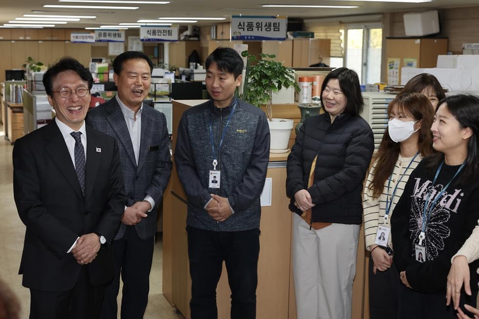 김민석 국무총리가 20일 경주시청을 방문, APEC의 성공적 개최를 위해 수고한 직원들을 격려하고 있다.