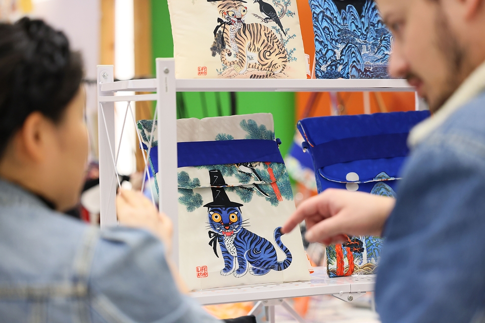 '흥미진진한 K-굿즈로 가득한 기념품 랜드', 2025 대한민국 관광기념품 박람회가 21일 서울 동대문디자인플라자(DDP)에서 열렸다. 올해 박람회에는 인천광역시, 부산관광공사, BC카드 등 총 134개 기업과 기관이 참가해 역대 최대 규모로 치러졌다.