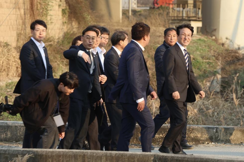 김민석 국무총리가 20일 경기도 여주시 구양리 마을 태양광 발전소를 방문, 발전 시설을 둘러보고 있다.