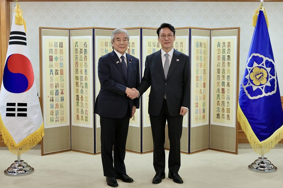 김민석 국무총리가 24일 세종대로 정부서울청사에서 제58회 한일·일한 협력위원회 합동총회 참석차 방한한 일측 대표단을 접견하고 있다.