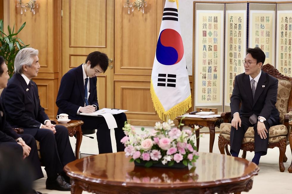 김민석 국무총리가 24일 세종대로 정부서울청사에서 제58회 한일·일한 협력위원회 합동총회 참석차 방한한 일측 대표단을 접견하고 있다.