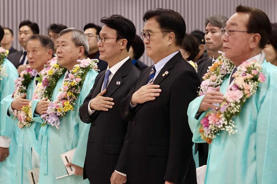 김민석 국무총리가 23일 강서구 김포공항 국제선 청사 입국장에서 열린 '대한민국임시정부 요인 환국 재현' 행사에 참석, 임시정부 요인 후손과 도열한 의장대 사열 및 축사를 하고 있다.