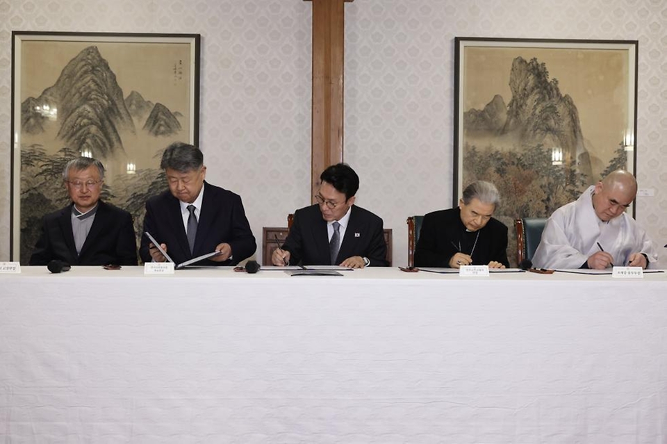 김민석 국무총리가 24일 삼청동 총리서울공관에서 열린 제1차 정부-종교계 생명존중 원탁회의를 갖기에 앞서 협약식을 하고 있다.