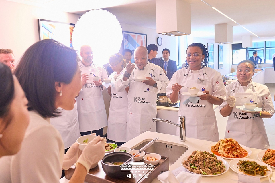 이재명 대통령과 함께 남아프리카공화국을 방문 중인 김혜경 여사가 22일(현지시간) 요하네스버그 주남아공한국문화원에서 열린 한-남아공 음식문화 만남 및 문화원 학생 격려 행사에서 참석자들에게 된장찌개, 불고기, 김치를 나눠주며 한국 음식에 대해 설명하고 있다.