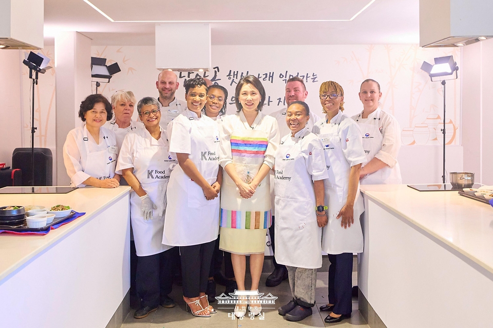 이재명 대통령과 함께 남아프리카공화국을 방문 중인 김혜경 여사가 22일(현지시간) 요하네스버그 주남아공한국문화원에서 열린 한-남아공 음식문화 만남 및 문화원 학생 격려 행사에서 참석자들과 기념촬영을 하고 있다.