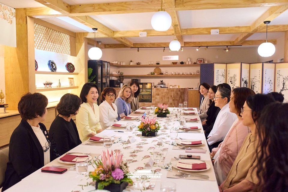 이재명 대통령과 함께 G20 정상회의 계기 남아프리카공화국을 방문 중인 김혜경 여사가 22일(현지시간) 요하네스버그 소재 한식당에서 사회공헌과 문화교류 활동을 이어온 한인 여성들과 오찬 간담회를 하고 있다.