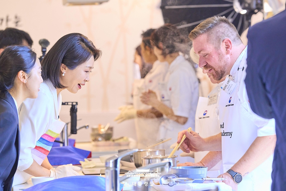 이재명 대통령과 함께 남아프리카공화국을 방문 중인 김혜경 여사가 22일(현지시간) 요하네스버그 주남아공한국문화원에서 열린 한-남아공 음식문화 만남 및 문화원 학생 격려 행사에서 참석자들과 된장찌개를 만들며 대화하고 있다. 