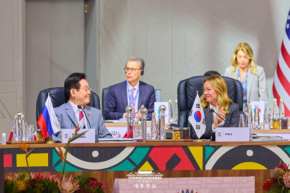 이재명 대통령이 22일(현지시간) 남아프리카공화국 요하네스버그 엑스포 센터에서 열린 G20 정상회의 제1세션에서 발언을 마치고 조르지아 멜로니 이탈리아 총리를 바라보고 있다. 