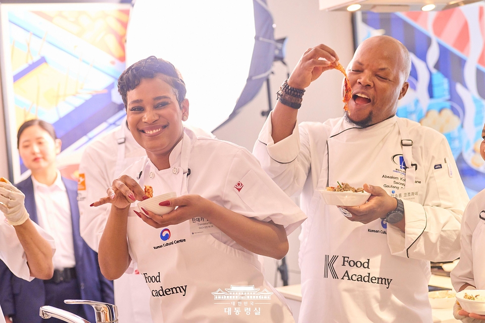 요하네스버그 주남아공한국문화원에서 22일(현지시간) 열린 한-남아공 음식문화 만남 및 문화원 학생 격려 행사에 참석한 참석자들이 한식을 맛보고 있다.