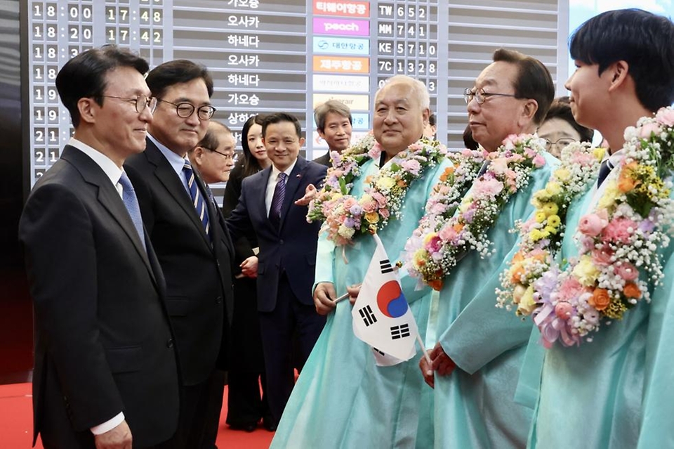 김민석 국무총리가 23일 강서구 김포공항 국제선 청사 입국장에서 열린 '대한민국임시정부 요인 환국 재현' 행사에 참석, 임시정부 요인 후손과 도열한 의장대 사열 및 축사를 하고 있다.