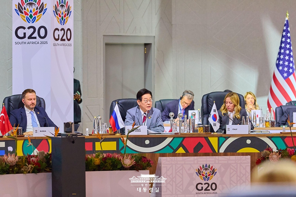 이재명 대통령이 22일(현지시간) 남아프리카공화국 요하네스버그 엑스포센터에서 열린 주요 20개국(G20) 정상회의 제1세션에서 발언하고 있다.