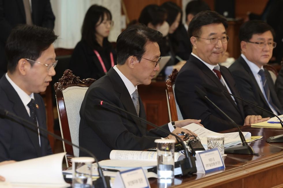 김민석 국무총리가 24일 세종대로 정부서울청사에서 열린 과학기술관계장관회의를 주재하고 있다.