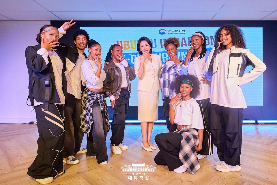 이재명 대통령과 함께 남아프리카공화국을 방문 중인 김혜경 여사가 22일(현지시간) 요하네스버그 주남아공한국문화원에서 열린 한-남아공 음식문화 만남 및 문화원 학생 격려 행사에서 참석자들과 기념촬영을 하고 있다.