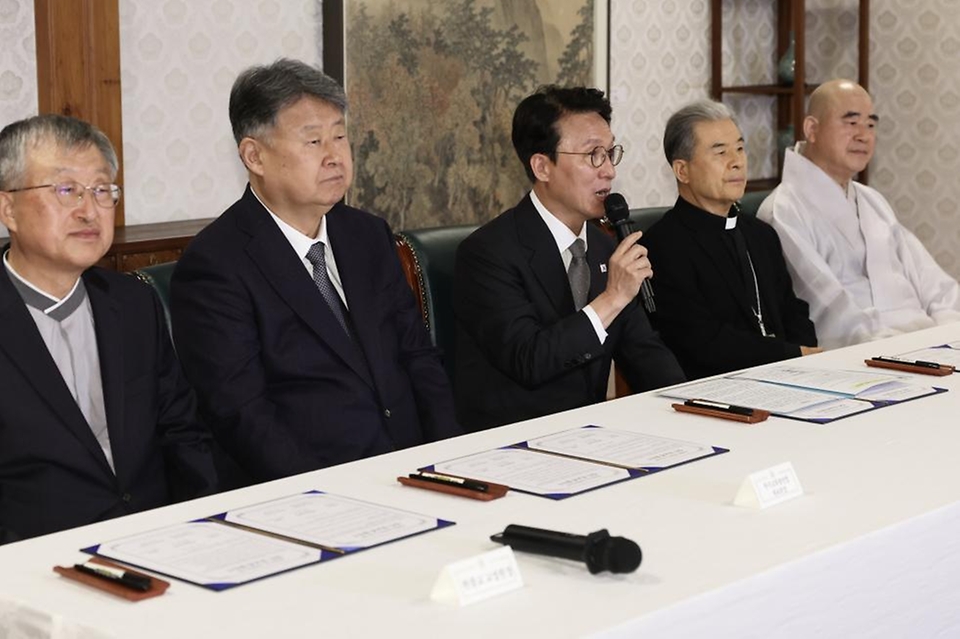 김민석 국무총리가 24일 삼청동 총리서울공관에서 열린 제1차 정부-종교계 생명존중 원탁회의를 갖기에 앞서 협약식을 하고 있다.