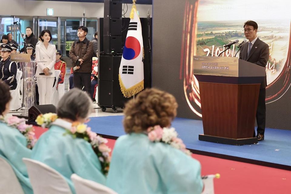 김민석 국무총리가 23일 강서구 김포공항 국제선 청사 입국장에서 열린 '대한민국임시정부 요인 환국 재현' 행사에 참석, 임시정부 요인 후손과 도열한 의장대 사열 및 축사를 하고 있다.